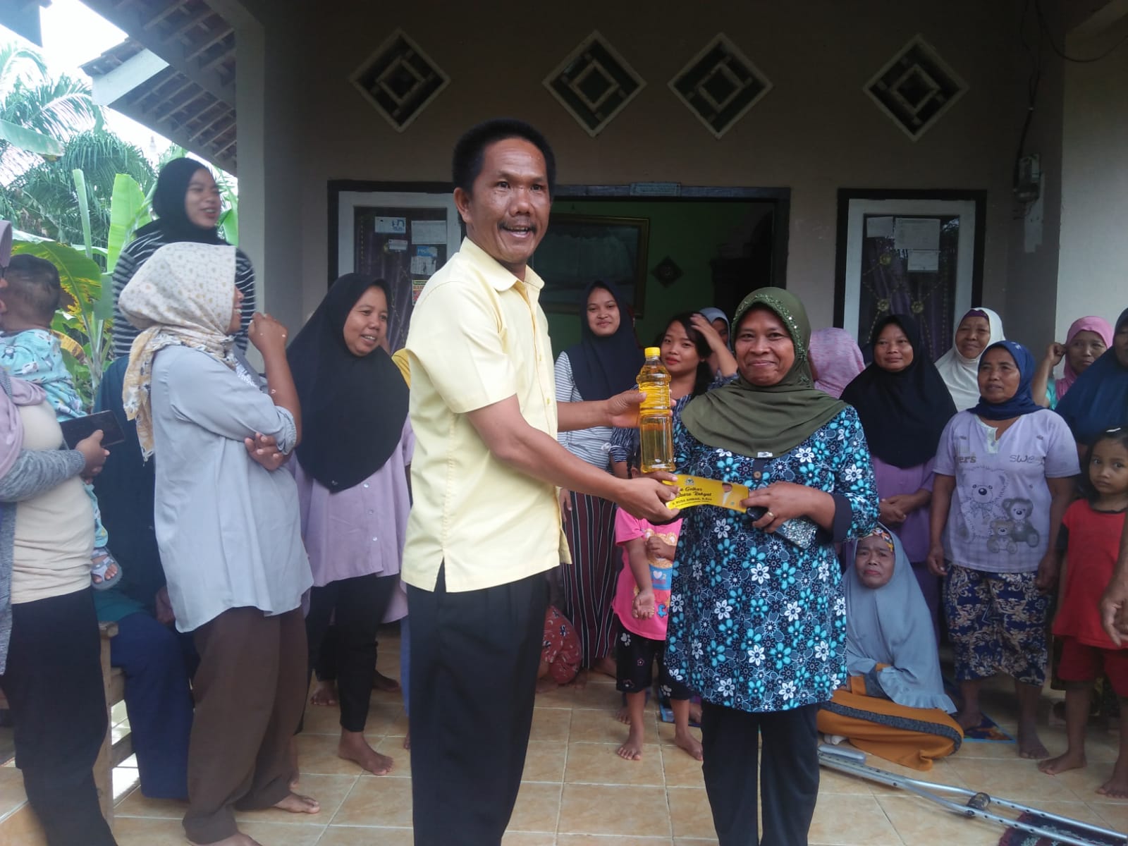 Ketua PK Golkar Gugung Sugih Bagikan Minyak Goreng